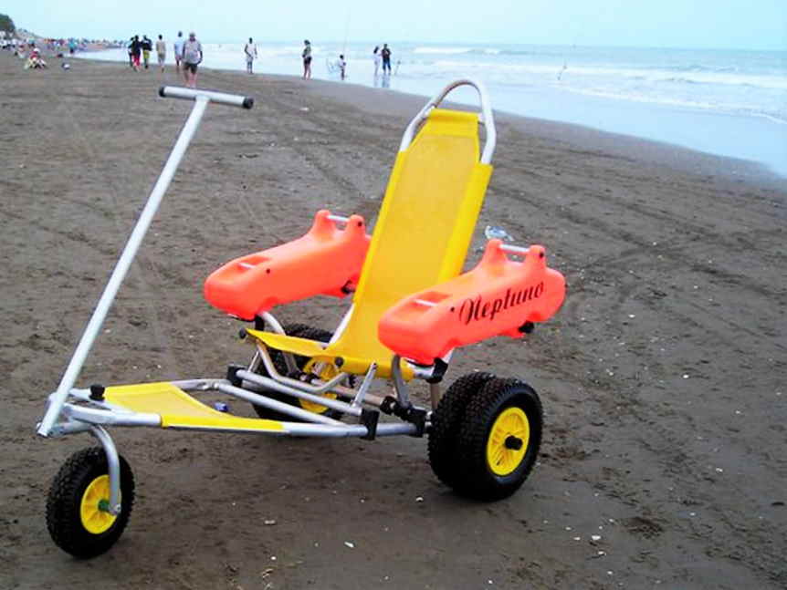 Silla de rueda anfibia en playa